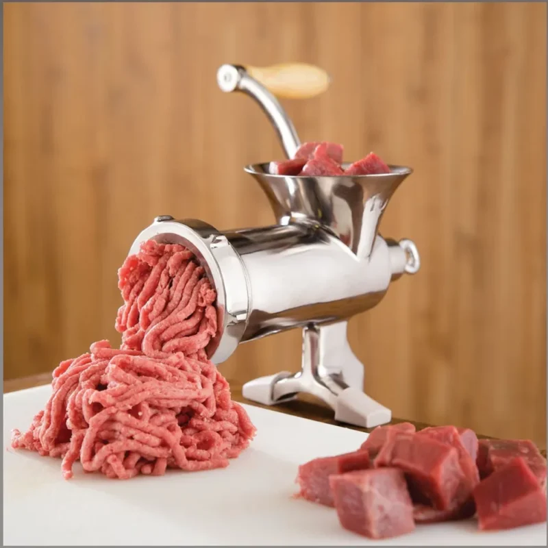 Ръчна алуминиева месомелачка №10 – лека, здрава и устойчива на корозия. Подходяща за кайма, ядки и зеленчуци. Лесна за почистване и употреба.